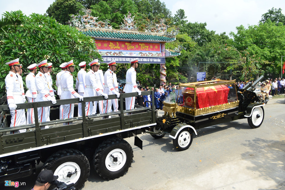Người dân lập bàn thờ bên đường tiễn biệt ông Sáu Khải